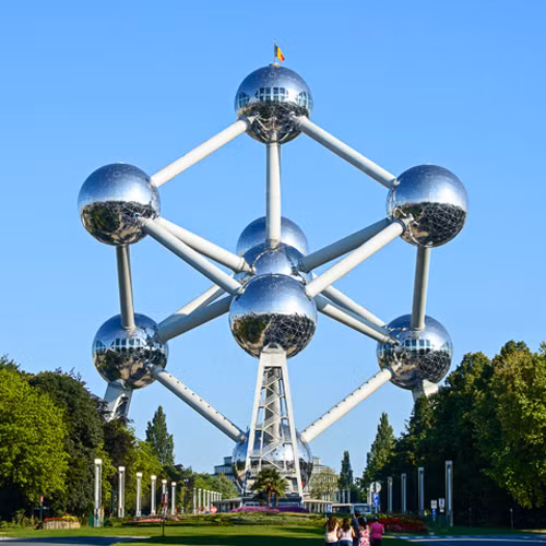 Atomium (Brussels, Bỉ) Toàn bộ tòa nhà được thiết kế mô phỏng hình dáng tế bào đơn vị của tinh thể sắt phóng to 165 lần.