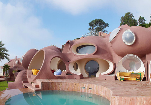 Palais Bulles (Cannes, Pháp) Ngôi nhà của nhà thiết kế thời trang Pierre Cardin ở cho đến khi ông bán nó với giá 300 triệu £.