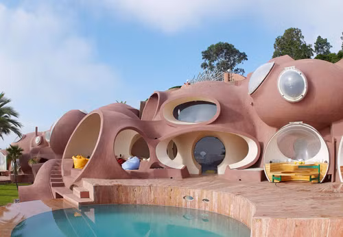 Palais Bulles (Cannes, Pháp) Ngôi nhà của nhà thiết kế thời trang Pierre Cardin ở cho đến khi ông bán nó với giá 300 triệu £.