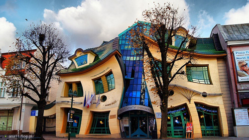 Krzywy Domek (Sopot, Ba Lan) Krzywy Domek trong tiếng Ba Lan có nghĩa là ngôi nhà bị méo cong. Ngôi nhà này là một phần của trung tâm mua sắm Rezydent. Kiến trúc của tòa nhà lấy cảm hứng từ tranh vẽ truyện cổ tích của Per Dahlberg và Jan Marcin Szancer.