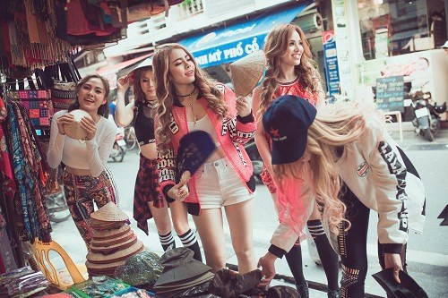 Dạo quanh chợ và những con phố cổ Hà Nội.