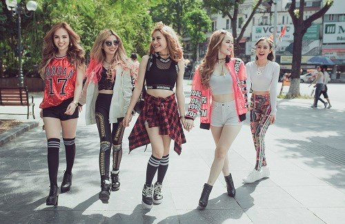 Hình mẫu của một nhóm nhạc giải trí, 5 cô gái xinh đẹp và quyến rũ.