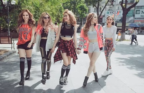 Hình mẫu của một nhóm nhạc giải trí, 5 cô gái xinh đẹp và quyến rũ.