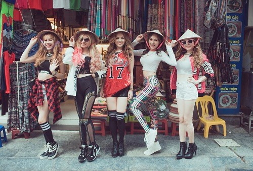 Muôn kiểu tạo dáng với chiếc nón lá.