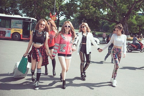 S Girls đã ghé thăm những địa điểm nổi tiếng ở Hà Nội và có buổi chụp hình tại Hồ Gươm, Nhà thờ Lớn và các con Phố.