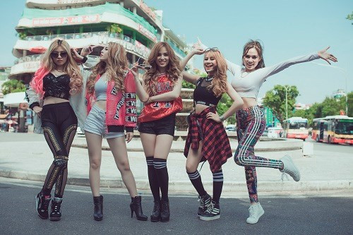 Bên cạnh, sự kết hợp chuyên nghiệp luôn biết cách tung hứng cho nhau, vũ đạo điêu luyện, bè phối ăn khớp của 5 cô nàng xinh đẹp, tài năng khiến không ít fan hâm mộ dồn hết sự quan tâm và kỳ vọng S Girls sớm làm nên chuyện, tỏa sáng không chỉ trên sân khấu mà ngay cả trên thị trường âm nhạc Việt. Có mặt tại Hà Nội vừa mới đây, là dịp nhóm S Girls nhận được lời mời tham gia chương trình truyền hình "Bữa trưa vui vẻ" và "Cà phê sáng". Đây cũng là cơ hội, nhóm nhạc ghé thăm những địa điểm nổi tiếng ở Hà Nội và có buổi chụp hình tại Hồ Gươm, Nhà thờ Lớn và các con Phố.