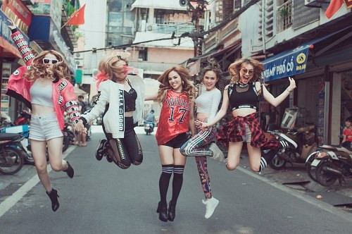 Một nhóm nhạc được hình thành từ chương trình X-Factor, ghép lại từ 5 cá thể thi đơn lẻ và đến vòng Chung kết thì S Girls đã đi cùng nhau được hơn 6 tháng. Dù quảng thời gian bên nhau không quá dài, nhưng nhóm nhạc đã tạo ra được một "thương hiệu" riêng không trộn lẫn, một S Girls tràn đầy năng lượng và sự hòa quyện ăn í trong từng bài hát.