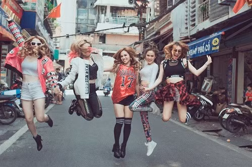 Một nhóm nhạc được hình thành từ chương trình X-Factor, ghép lại từ 5 cá thể thi đơn lẻ và đến vòng Chung kết thì S Girls đã đi cùng nhau được hơn 6 tháng. Dù quảng thời gian bên nhau không quá dài, nhưng nhóm nhạc đã tạo ra được một "thương hiệu" riêng không trộn lẫn, một S Girls tràn đầy năng lượng và sự hòa quyện ăn í trong từng bài hát.