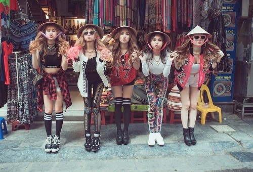 Trải qua hơn 6 tháng tham gia chương trình "X-Factor - Nhân tố bí ẩn 2016" và dừng lại tại đêm Chung kết với danh hiệu Á Quân là kết quả mà S Girls không ngừng nỗ lực cố gắng hằng ngày và được cân đo đong đếm qua mỗi vòng thi. 5 cô gái, 5 phong cách mạnh mẽ và đầy cá tính không thể tách rời. Dù mới "trình làng" khán giả nhưng S Girls đã thể hiện là một nhóm nhạc đáng gờm và "chiếm hữu" nhiều lợi thế trở thành thần tượng mới của giới trẻ.