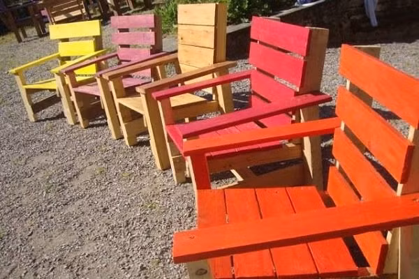 Đây là những chiếc ghế pallet thô sơ, mộc mạc, hãy sơn cho chúng các màu sắc rực rỡ như hồng, đỏ, vàng,… sinh động, phù hợp cho những đứa trẻ trong nhà ngồi.