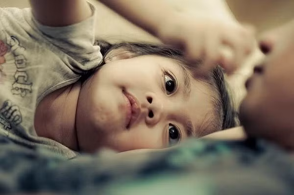 Hanh phuc la thuong khoanh khac ong bo bim sua tro chuyen cung con gai-Hinh-2