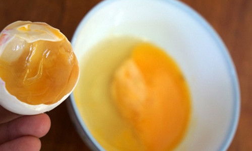 Tôi ăn hai quả trứng ung mỗi ngày.