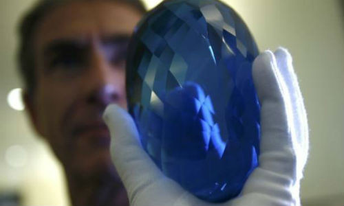 Can canh vien da quy topaz mau xanh lon nhat the gioi