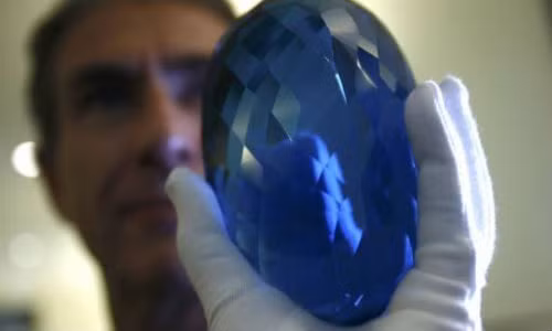 Can canh vien da quy topaz mau xanh lon nhat the gioi