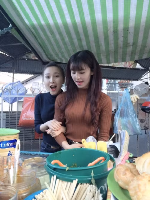 Hình ảnh mới nhất của hotgirl bánh tráng trộn Đà Lạt.