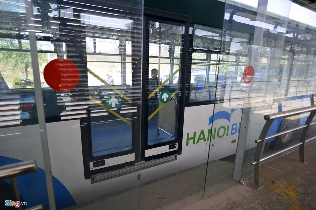 Trên một số xe có hành khách ngồi bên trong.