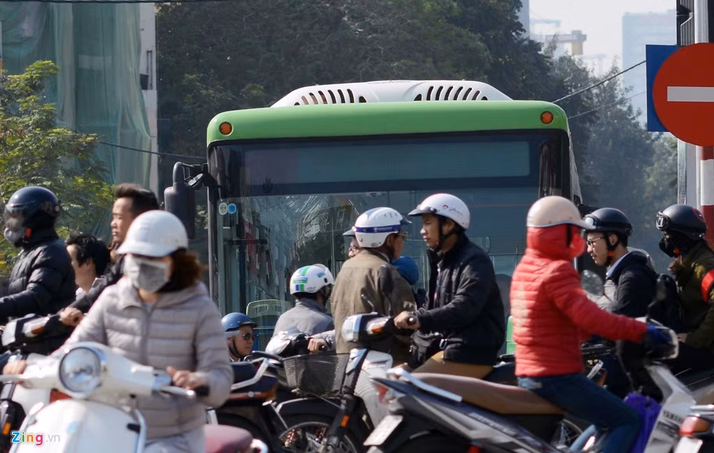 Ở nhiều đoạn giao cắt, buýt nhanh phải dừng lại đợi các phương tiện khác đi qua.