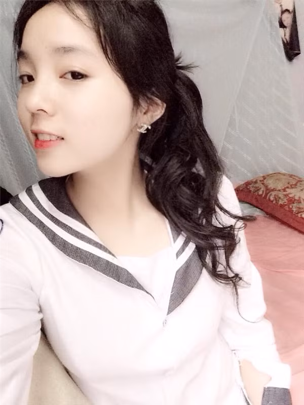 Cũng như bao cô gái trung học khác, Kỳ Duyên thích selfie và tạo dáng nhắng nhít.