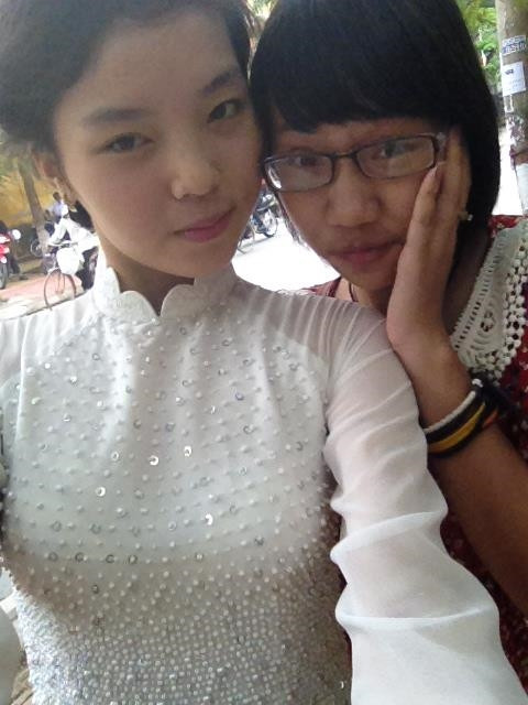 Có lẽ người đẹp đã thay đổi về ngoại hình khá nhiều. Từ mái tóc xoăn tự nhiên, gương mặt mộc nay đã được thay đổi.