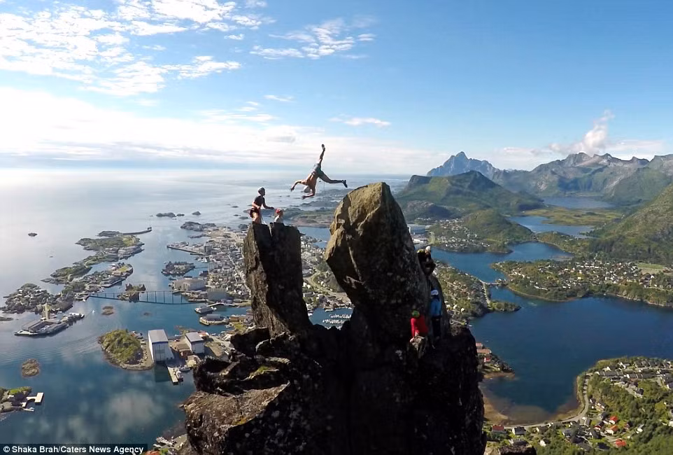 Brage Hernes Gåsvær (18 tuổi) nhào lộn giữa hai mỏm đá cao hơn 350 m tại thị trấn Svolvær, Na Uy.