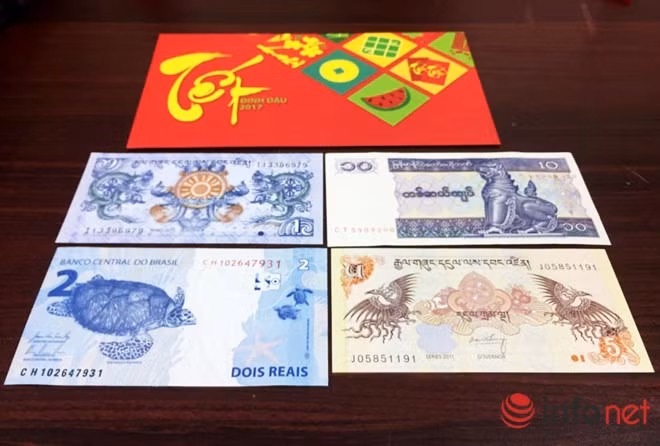 Bộ tiền 4 tờ tứ linh "Long - lân - quy - phụng" này được bán với giá 140 ngàn đồng. 4 tờ tiền này được phát hành ở 3 quốc gia là Bhutan (tiền in hình con rồng), Myanmar (kỳ lân), Basil (rùa) và Bhutan (phụng).