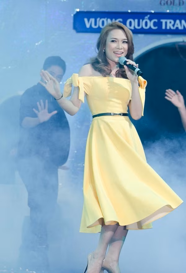 Kiểu đầm vai ngang và điểm nhấn là 2 chiếc nơ lại giúp Mỹ Tâm rất nữ tính và mảnh mãi.