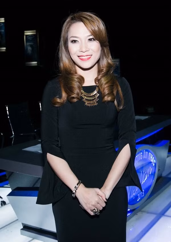 Với chiếc đầm đen nền nã và phần xẻ tay thanh lịch, cô khiến fan hâm mộ rất hài lòng. Điểm nhấn là chiếc vòng statement giúp cô trở nên thu hút hơn bao giờ hết.