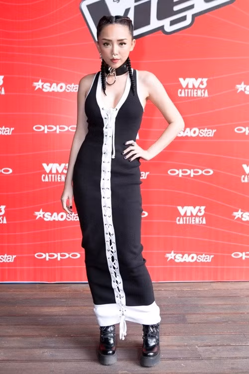 Từ khi ngồi ghế nóng cuộc thi "The Voice 2017", Tóc Tiên liên tục khiến fan "té ngửa" với những bộ cánh có "một không hai". Mẫu đầm maxi đan dây này là một ví dụ. Do trang phục quá dài nên đã giấu nhẹm đôi chân thon dài quyến rũ của người đẹp, thay vào đó, trông cô bỗng nặng nề lạ thường.