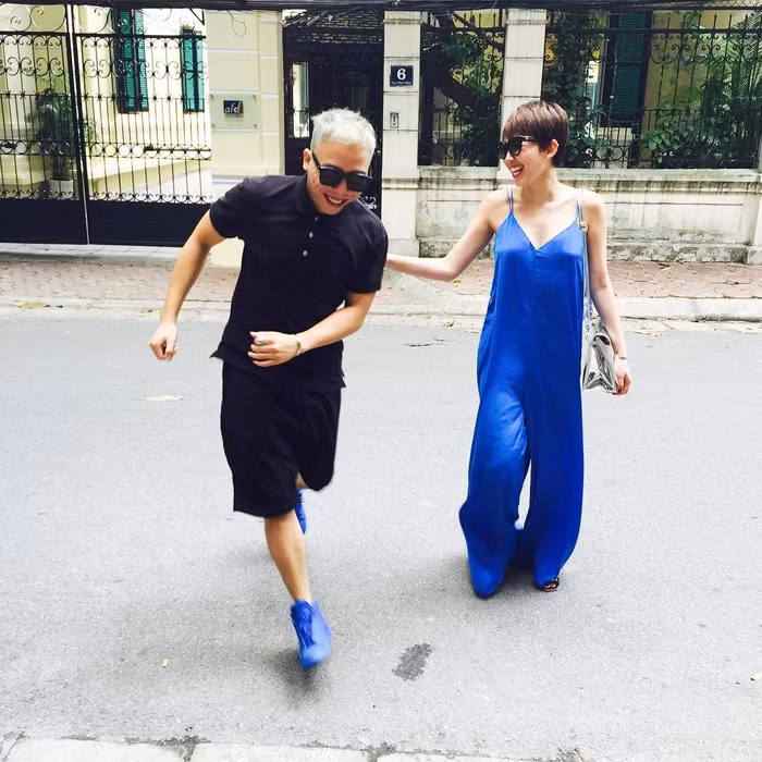 Không hiểu Tóc Tiên nghĩ gì khi mặc nguyên bộ jumpsuit rộng như trang phục chú hề đi dạo phố. Cô nên chọn váy áo vừa với cơ thể và đeo thắt lưng tạo điểm nhấn khi mặc jumpsuit để chiều cao không bị dìm như thế này.