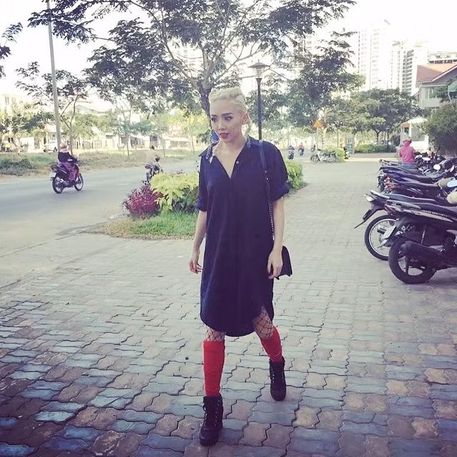 Vốn sống ở nước ngoài khá lâu nên Tóc Tiên cũng ảnh hưởng nhiều phong cách thời trang táo bạo và chuộng layer như các fashionista thế giới. Thế nhưng, nếu áp dụng không khéo léo, mix đồ layer có thể trở thành "con dao hai lưỡi" cho chủ nhân. Vì tham lam chi tiết nên set váy áo này của cô đã mất điểm vì đôi tất cao ngang gối sắc đỏ chẳng ăn nhập với những item còn lại.