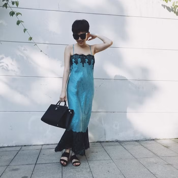 Còn đây là mốt váy ngủ được Tóc Tiên lăng xê đi dạo phố. Tuy nhiên, do chiếc váy quá dài nên nó khiến cô trông kém sang và vóc dáng cũng không được tôn triệt để. Nếu diện trang phục váy ngủ, bạn nên ưu tiên đầm có độ dài ngang gối với chất liệu mềm mại và không có độ nhăn.