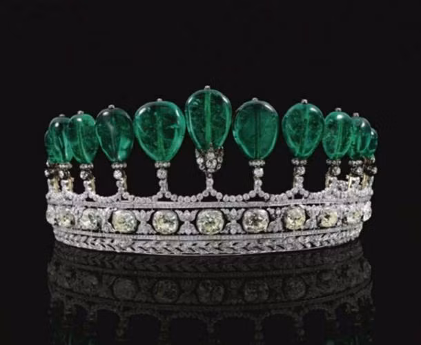 7. Vương miện ngọc lục bảo của công nương Katherine Henckel: 12,1 triệu USD. Vương miện này nạm 11 viên ngọc lục bảo quý hiếm từ Colombia với độ trong hoàn hảo, tổng trọng lượng lên tới 500 carat. Hoàng tử Đức Guido Henckel đã yêu cầu đúc món trang sức này cho vợ là công nương Katherine Henckel. Theo huyền thoại những viên ngọc từng nằm trên vòng cổ của một hoàng tử Ấn Độ. Chủ nhân sau này của chiếc vương miện là Eugenie de Montijo, vợ vua Napoleon III. Cuối cùng, nó về tay một nhà sưu tầm hồi tháng 5.2011.