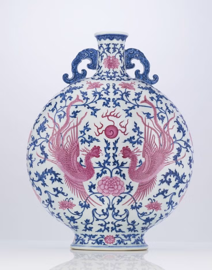 5. Bình gốm đời Thanh: 16 triệu USD Chiếc bình có hoa văn chim phượng màu hồng và xanh ngọc xen kẽ. Các chữ Hán cho thấy nó được làm từ thời vua Càn Long (khoảng thế kỷ 16). Hai tay nắm của nó là 2 con rồng lớn và biểu tượng "như ý" nhằm đem lại may mắn.