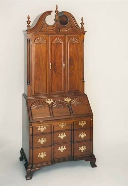 8. Tủ Goddard Townsend: 12,1 triệu USD Chiếc tủ ra đời năm 1760, cao 2,8m làm từ gỗ dái ngựa, thiết kế trang nhã cổ điển. Nó là 1 trong 9 sản phẩm của hai gia đình mộc nổi tiếng Mỹ thời kỳ thuộc địa là nhà Goddard và Townsend.