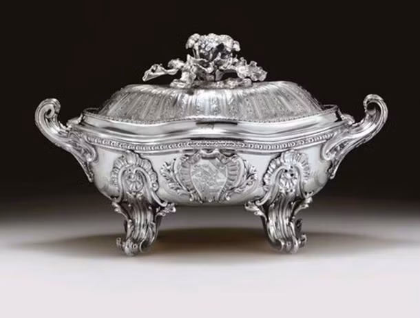 9. Mâm bạc Germain: 10,3 triệu USD Nhà kim hoàn Thomas Germain đã đúc chiếc mâm tinh xảo bằng bạc dành riêng cho vua Louis XV. Từ năm 1723, Germain chỉ phục vụ hoàng tộc vì được ưu ái nhờ phong cách Rococo thời thượng lúc bấy giờ. Trên nắp đậy là hình những món ăn từ rau quả, chim muông, tay nắm có hình đầu lợn rừng. Rất ít mâm bạc từ thế kỷ 18 còn sót lại nên chiếc này có giá trị vô cùng cao. Nó đã thoát được cuộc nung chảy kim loại quý để chi trả cho vũ khí trong những năm Pháp có chiến tranh.