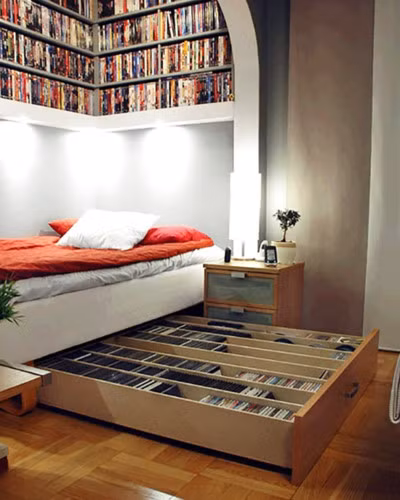 Tận dụng không gian bên trên và bên dưới giường ngủ: Đây chắc chắn là một giải pháp tuyệt vời cho phòng ngủ nhỏ của bạn!