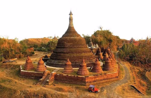Những ngôi đền ở Mrauk U cũng rất khác biệt, khi chúng được xây dựng từ gạch đá thay vì bằng bùn và gạch nung.
