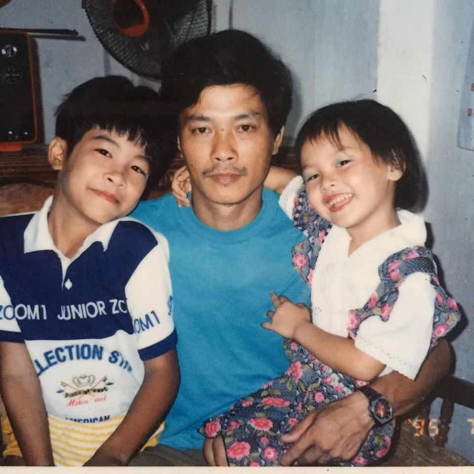 Bảo Thanh chụp ảnh cùng bố và con trai. Nữ diễn viên Sống chung với mẹ chồng sinh ra và lớn lên ở Bắc Giang. Bố của cô là nghệ sĩ chèo.