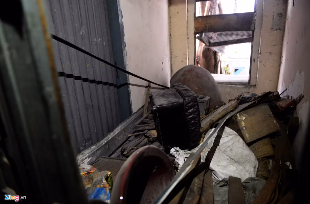 Cuối hành lang cũng trở thành nơi bỏ đồ đạc hư hỏng chắn ngang các căn hộ bỏ trống. Cũng theo thông báo, do công trình thuộc nhà chung cư nguy hiểm có thể dẫn tới nguy cơ sập đổ, để đảm bảo an toàn, UBND quận 4 sẽ thực hiện phá dỡ công trình, di chuyển người và tài sản theo quy định trong quý 2 năm 2017.