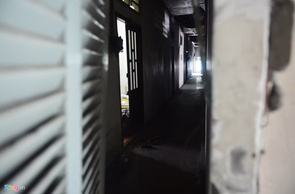 Hành lang cả tầng trệt lẫn tầng lầu đều trong cảnh tối tăm ngay giữa ban ngày.