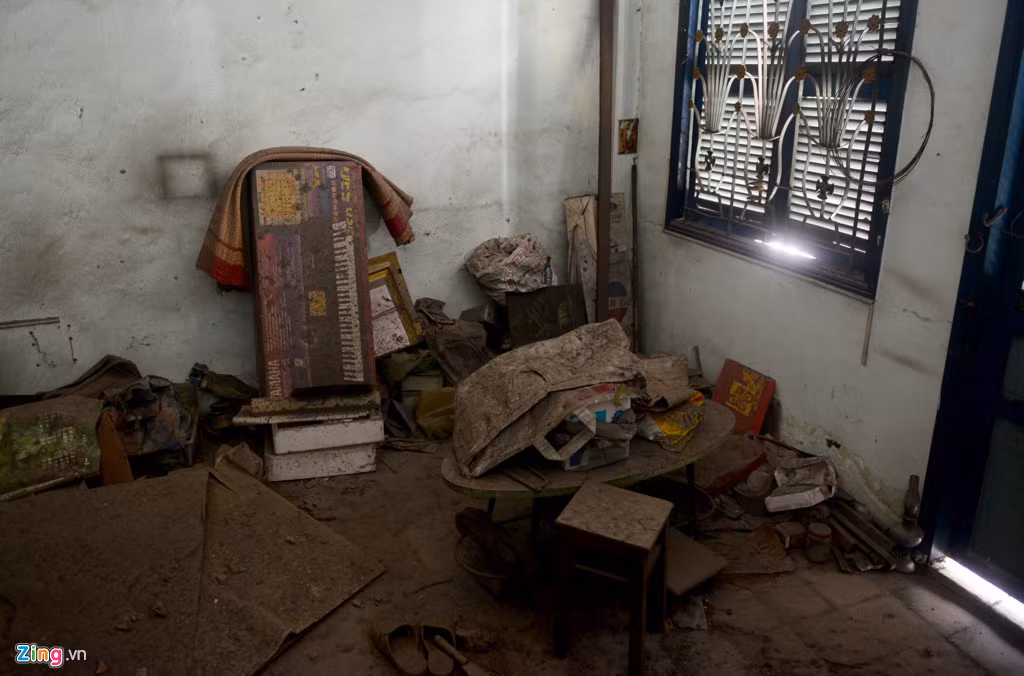 Hiện tại, một số căn hộ bị bỏ trống lâu ngày do hư hỏng nặng, đồ đạc cũng bị bỏ lại khiến căn phòng trở nên ma mị.