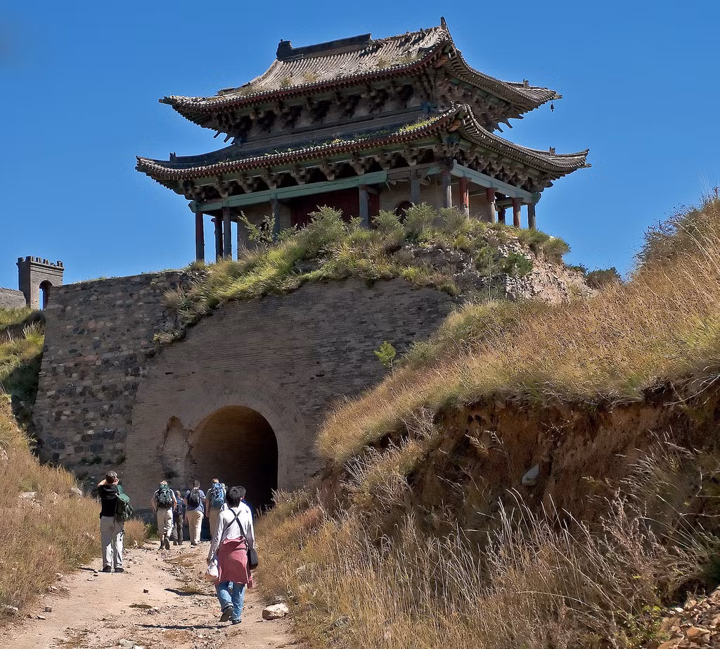 Thời gian tốt nhất để ghé thăm Nhạn Môn Quan là từ tháng 5-10, khi hè sang thu đến, sắc trời nhuộm vàng lá úa. Đứng từ trên thành nhìn xuống, phóng tầm mắt ra dãy núi phía xa, du khách dễ có cảm giác buồn man mác, như hòa lòng vào khúc nhạc ly biệt trước lúc vượt ải sang Hung Nô của nàng Vương Chiêu Quân khi xưa. Ảnh: Adam Swindells/Flickr.