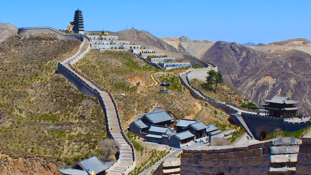 Cửa ải được xây dựng bằng gạch, các con đường được lát đá. Bức tường bao quanh trải dài từ đông sang tây dài khoảng 5 km, được bố trí nhiều tháp canh. Ảnh: Ytimg.