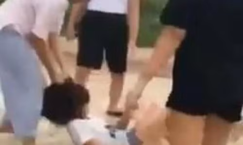 Buc xuc nhom nu sinh mac do tu hanh danh ban da man