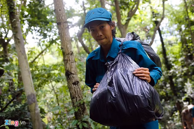 Nữ dân quân mang thực phẩm, nước uống từ điểm dừng chân chùa Kim Liên (xã Tóc Tiên) lên đỉnh núi cho lực lượng tìm kiếm vào trưa 19/10. Người phụ nữ cho biết, chị xuất thân là người dân địa phương, có kinh nghiệm đi rừng nên đứng ra nhận nhiệm vụ vận chuyển nhu yếu phẩm.