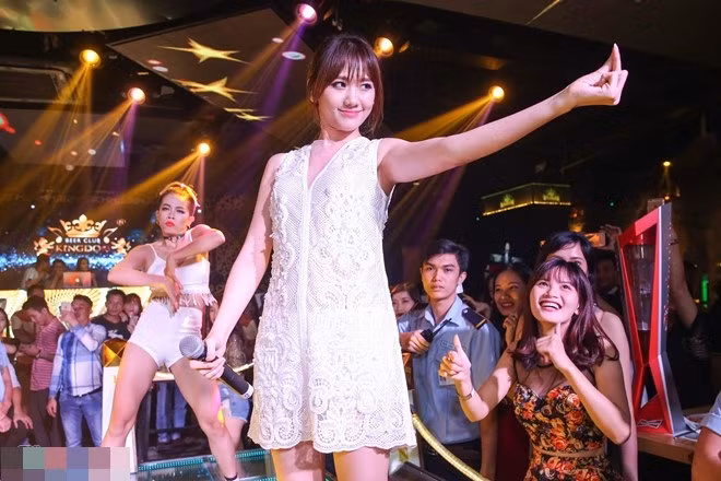 Tối 19/10, Hari Won bất ngờ biểu diễn tại một quán bar ở quận Tân Bình (TP.HCM) khiến khán giả hò reo cổ vũ. Đây là lần đầu tiên bạn gái Trấn Thành quay trở lại với công việc sau khi nhập viện mổ ruột thừa vào tuần trước. Trước đó, cô phải cáo lỗi với khán giả vì hủy nhiều show do tình hình sức khỏe. Cách đây 2 ngày, nữ ca sĩ cũng quay clip thông báo đến khán giả về tình trạng sức khỏe của mình. Ca phẫu thuật diễn ra thành công, tuy nhiên trong quá trình nghỉ ngơi cần hạn chế khóc, cười, hay vận động mạnh, nếu không sẽ ảnh hưởng đến vết mổ.