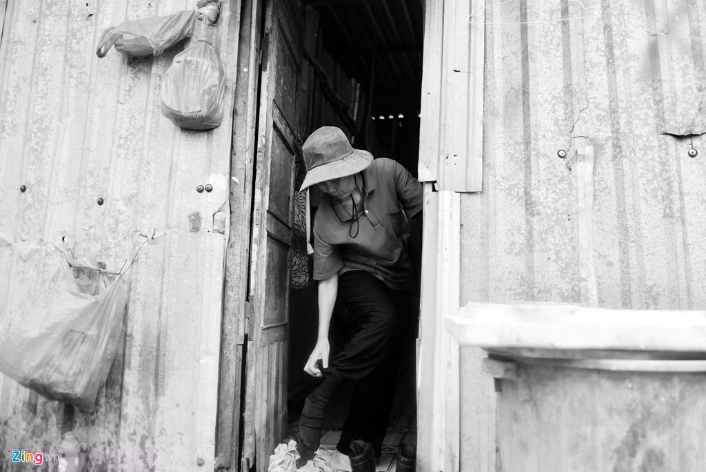 Bà Nguyễn Thị Ba (61 tuổi, quê Tiền Giang) làm nghề bốc vác, kéo hàng thuê ở chợ đầu mối Bình Điền, TP.HCM hơn 20 năm nay. Khi bà 36 tuổi đang mang bầu đứa con trai út cũng là lúc chồng bị tử vong trong một lần đi chở hàng thuê trên ghe cho chủ. Một mình bà phải gánh vác thay nhiệm vụ của chồng. Ở quê chỉ có mấy mẫu ruộng, vì thế bà quyết định gửi con cho họ hàng rồi lên thành phố tìm công việc với hy vọng cuộc sống bớt khó khăn hơn, có tiền để nuôi các con ăn học.