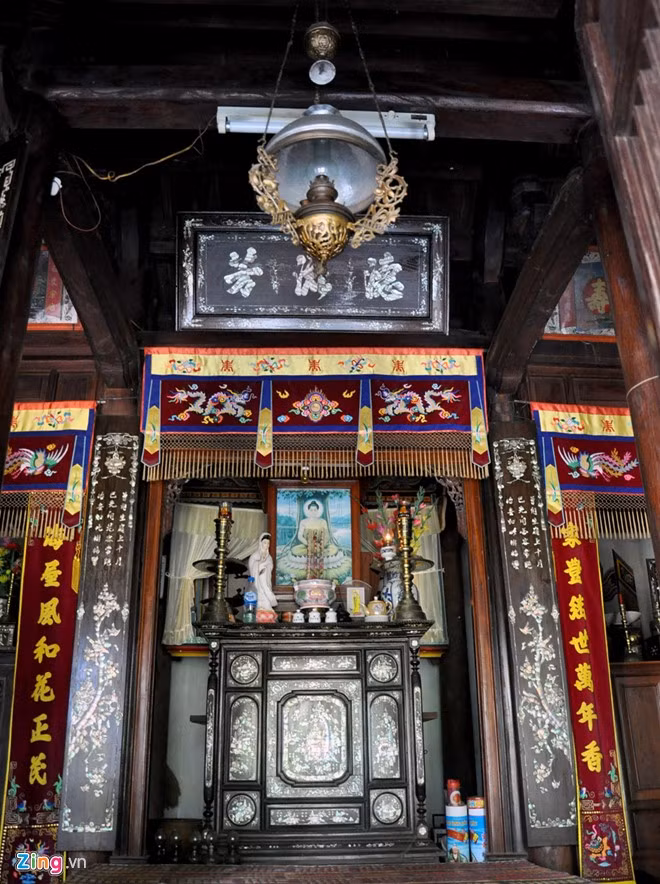 Hầu hết các nhà cổ ở đảo Lý Sơn là nhà thờ của các tộc họ. Kiến trúc nhà rường có ba gian thờ được chạm khắc, trang trí với nhiều hoành phi, liễn đối rực rỡ. Hàng năm, tại các nhà thờ tộc họ này diễn ra lễ tế tri ân công đức tổ tiên giong buồm ra biển Đông, cắm cột mốc khẳng định chủ quyền biển đảo ở Hoàng Sa, Trường Sa khi xưa.