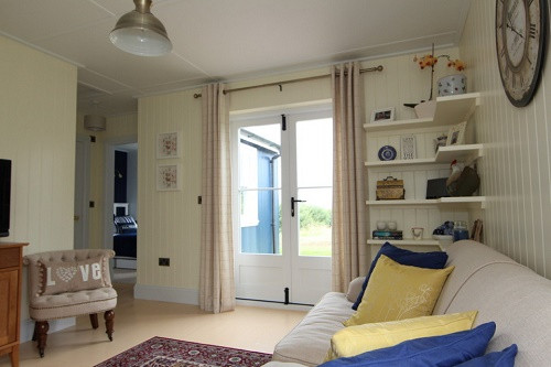 Khi bạn bước vào phòng khách, bạn sẽ thấy nhà bếp ở phía bên trái, trong khi nhà tắm và phòng ngủ nằm cạnh nhau nhưng được ngăn cách với phòng khách bởi một hành lang nhỏ. Thông thường, người Scotland có vẻ rất thích có một phòng bếp riêng kín, tách biệt mặc dù vậy ở đây những mô-đun này lại có thiết kế nhà bếp khá mở với phòng khách chứ không giống những thiết kế truyền thống.