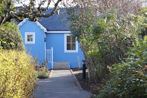 Ở đây chúng ta thấy nhà 1 phòng ngủ của họ có diện tích sàn 40m2. Theo kế hoạch, chủ yếu sàn được thiết kế theo kiểu chữ L, cộng thêm 1 sảnh nhỏ phía trước để ra vào. Cửa bên trong và bên ngoài của sảnh ra vào có tác dụng giữ lại không khí lạnh khi bước vào nhà vào mùa đông.